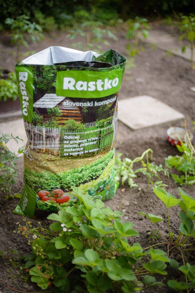 50-litrska vreča prvovrstnega komposta Rastko na vrtni gredici.